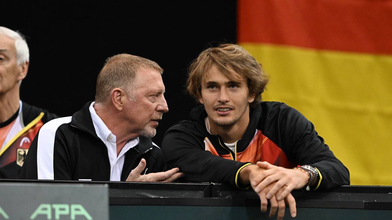 Boris Becker spricht während eines Davis-Cup-Matches mit Alexander Zverev.