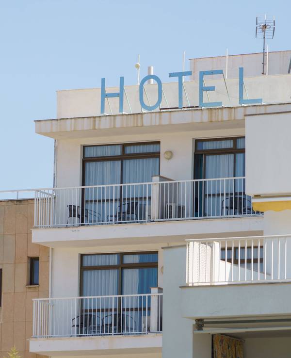 Ein Hotel auf Mallorca (Symbolfoto). Der Junge Mann soll beim „Balkoning“ ums Leben gekommen sein.