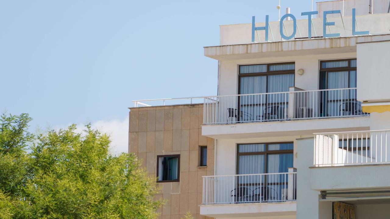 Ein Hotel auf Mallorca (Symbolfoto). Der Junge Mann soll beim „Balkoning“ ums Leben gekommen sein.