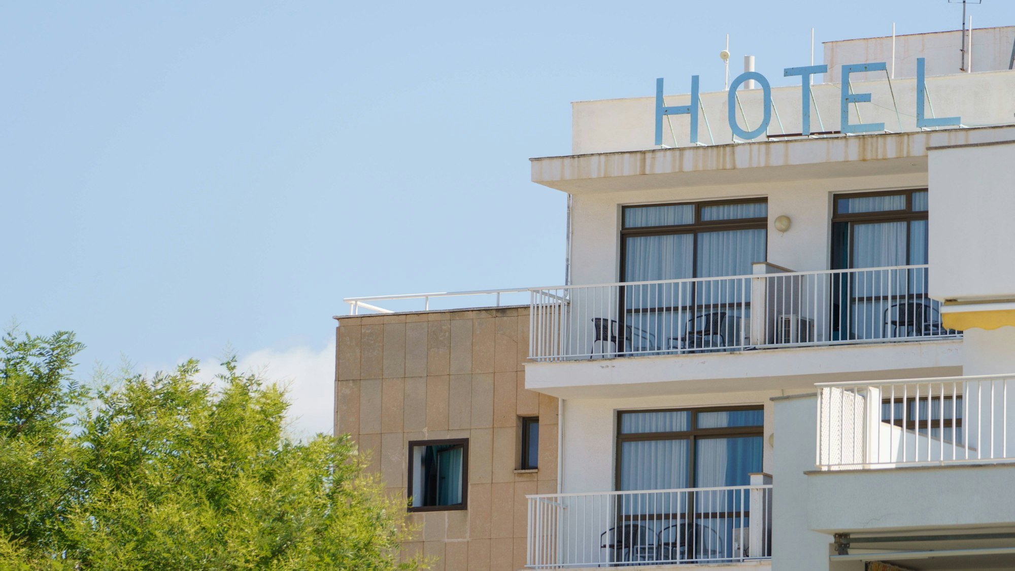 Ein Hotel auf Mallorca (Symbolfoto). Der Junge Mann soll beim „Balkoning“ ums Leben gekommen sein.