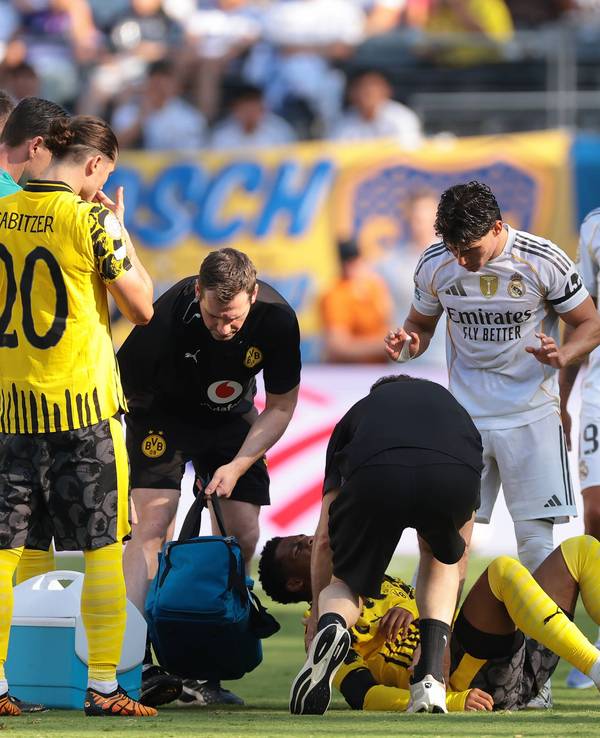 BVB-Profi Julien Duranville musste am Samstag (5. Juli 2025) im Spiel gegen Real Madrid wegen einer Schulter-Verletzung ausgewechselt werden.