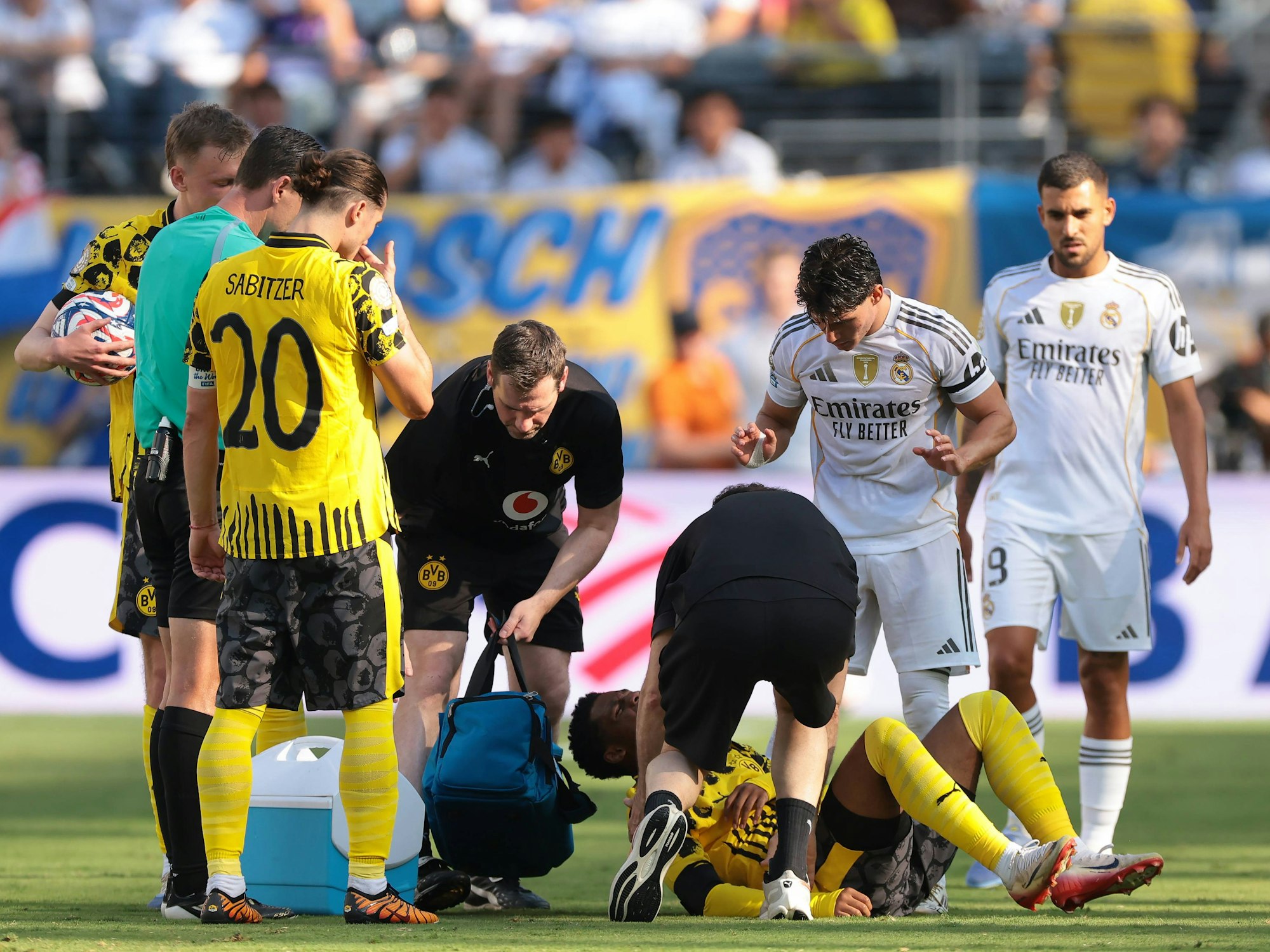 BVB-Profi Julien Duranville musste am Samstag (5. Juli 2025) im Spiel gegen Real Madrid wegen einer Schulter-Verletzung ausgewechselt werden.