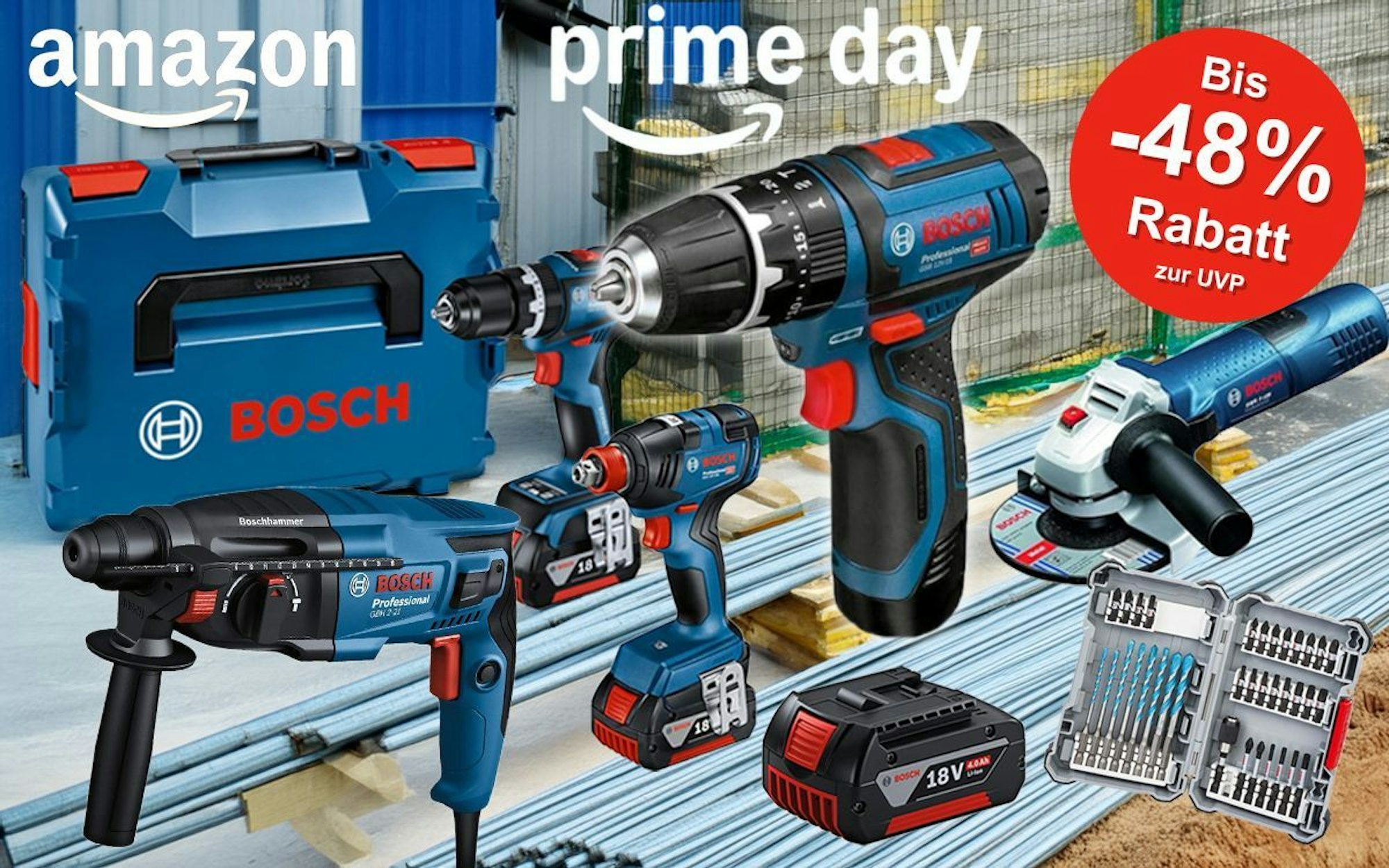 Akku-Bohrschrauber Bosch Professional GSR 12V-15 und andere Bosch Professional Elektrowerkzeuge und Akkus und Schrauber-Bits sowie Bohrer-Zubehör vor einer Baustelle im Hintergrund mit Prime Day Logo.
