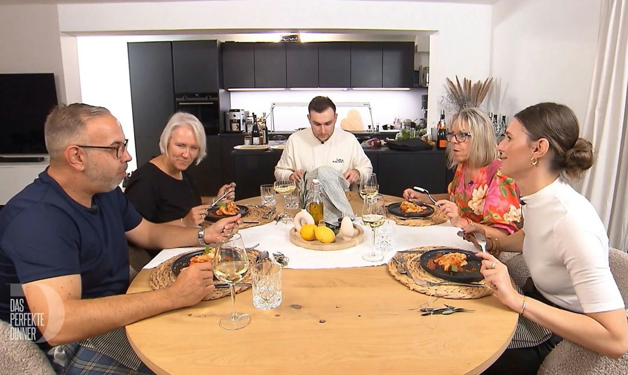 Kein Bier für Anja (Zweite von links): Da fühlt sie sich von Julian „im Stich gelassen“. (Bild: RTL)