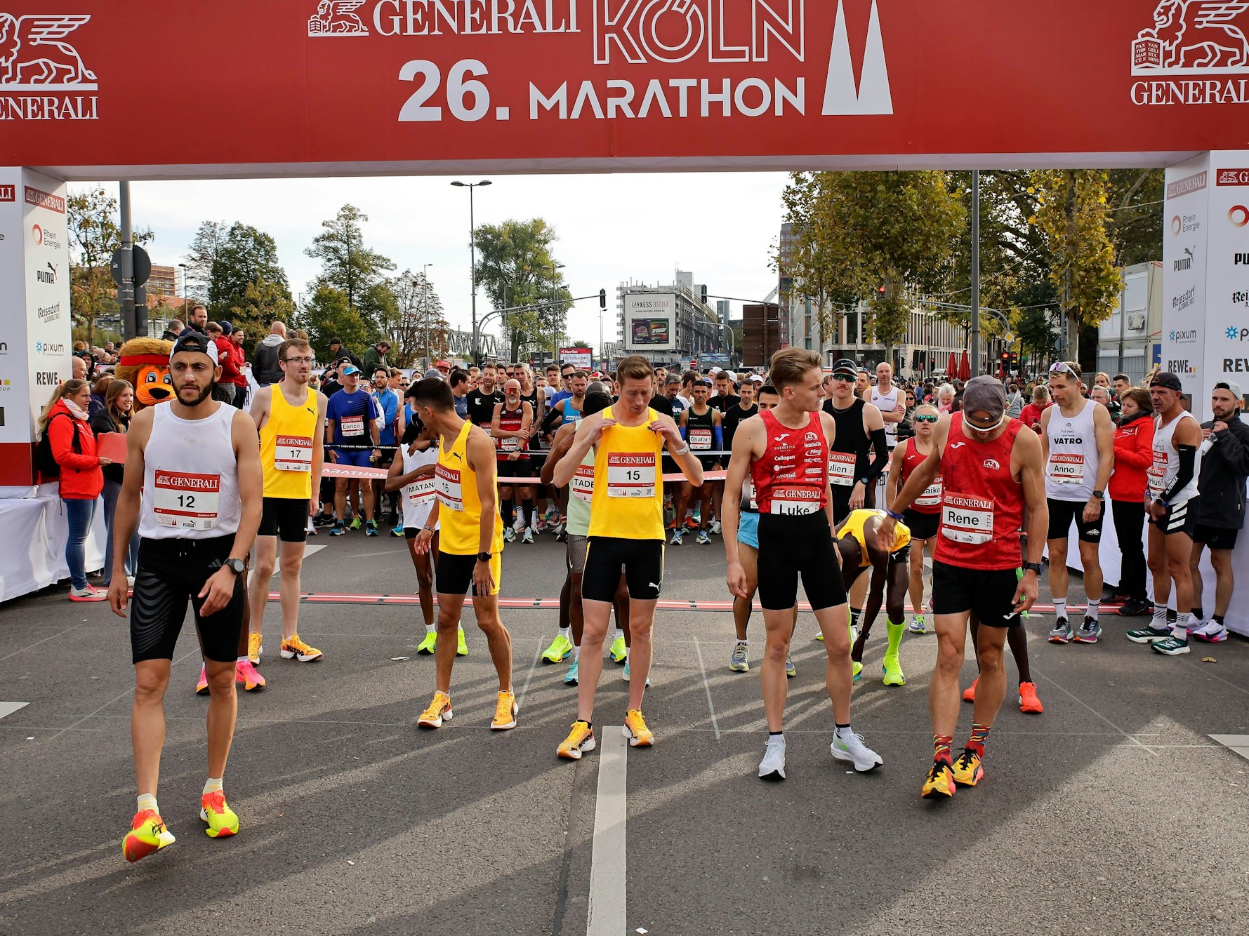 Läuferinnen und Läufer machen sich am Start des Köln-Marathons bereit.