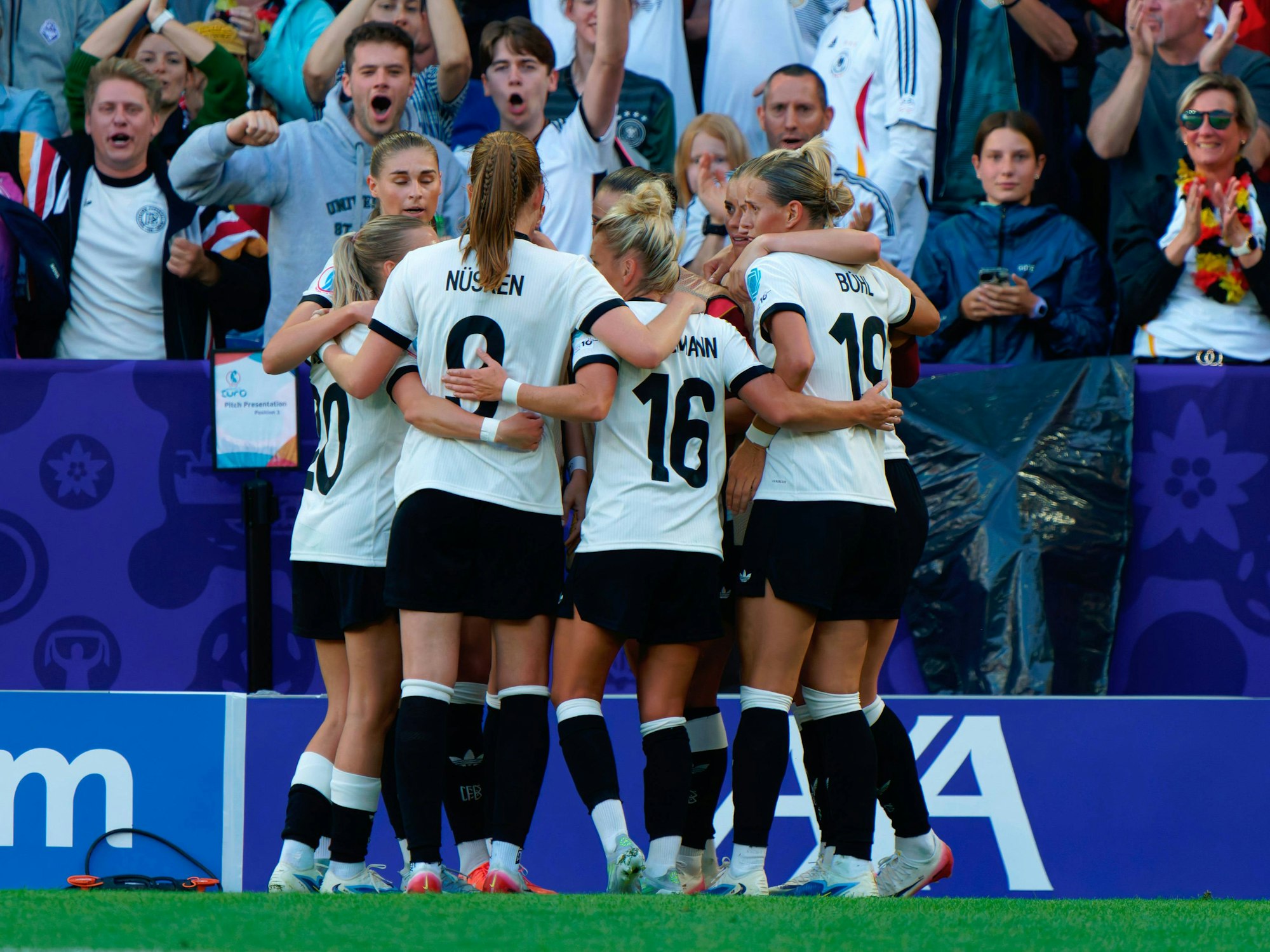 Das DFB-Team feierte am Dienstagabend (8. Juli 2025) gemeinsam den Treffer zum 2:1 im Spiel gegen Dänemark.