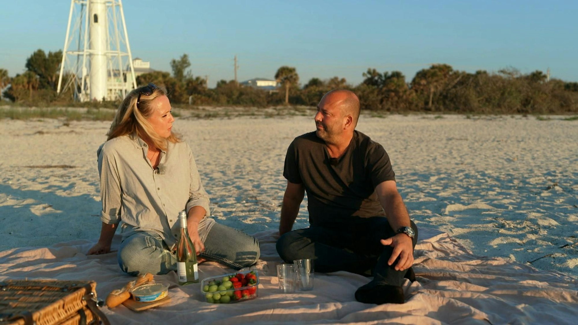 Olaf und Iris reden am Strand von Florida