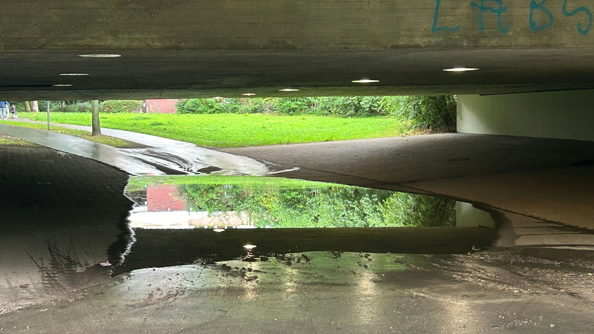 Die Unterführung in Köln-Zollstock wird nach heftigen Regengüssen immer wieder zu einem fast unpassierbaren See.