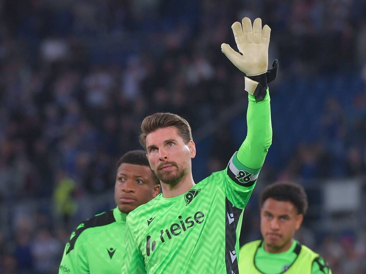 Ron-Robert Zieler winkt den Fans zu.