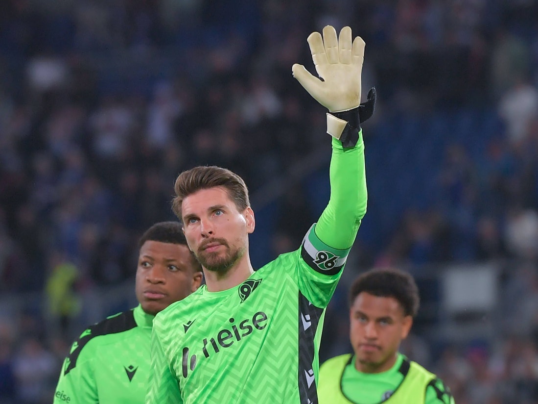 Ron-Robert Zieler winkt den Fans zu.
