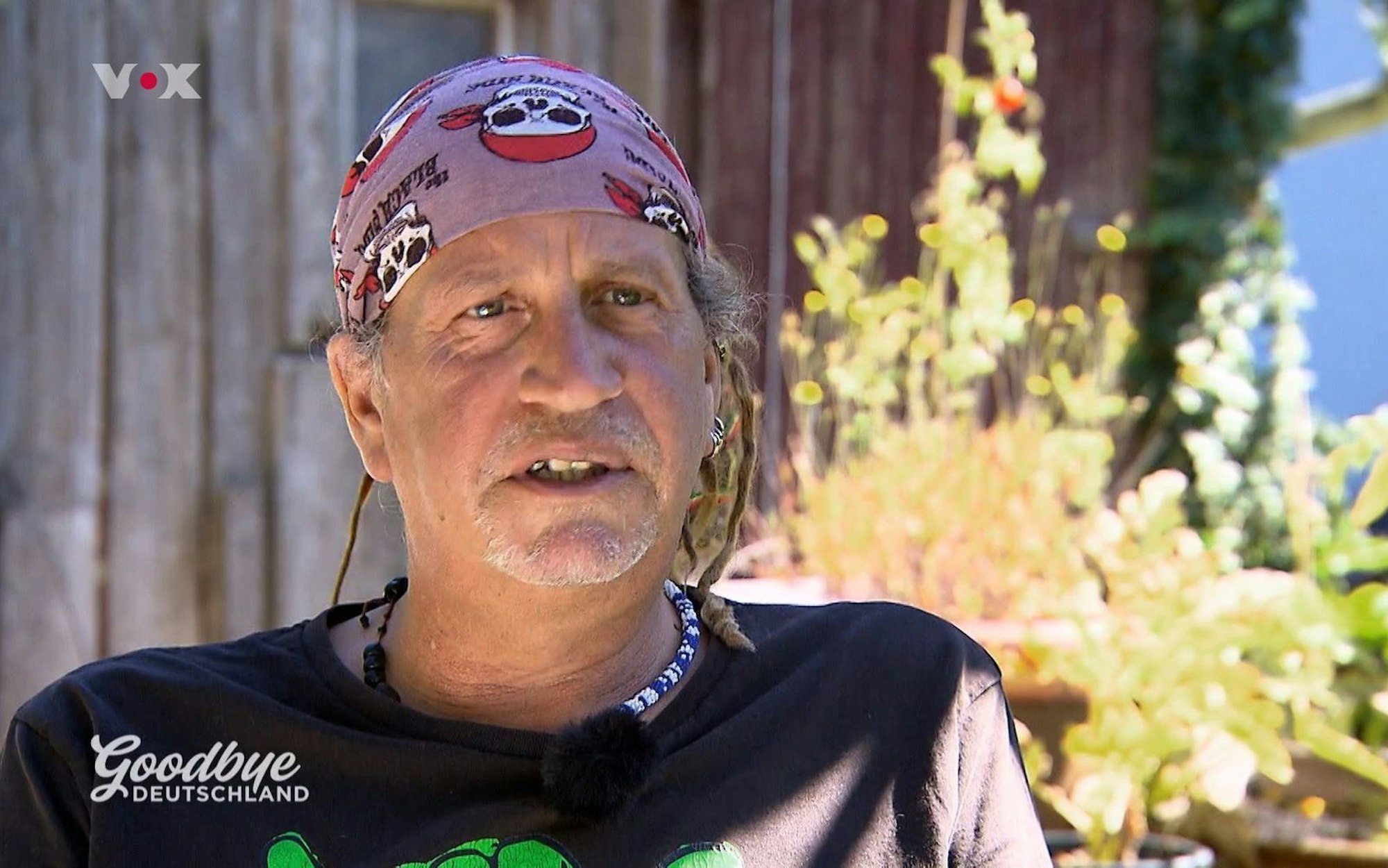Thommy Schmelz, hier in einer „Goodbye Deutschland“-Ausgabe aus dem Jahr 2020, liegt aktuell im künstlichen Koma. (Bild: TVNOW)