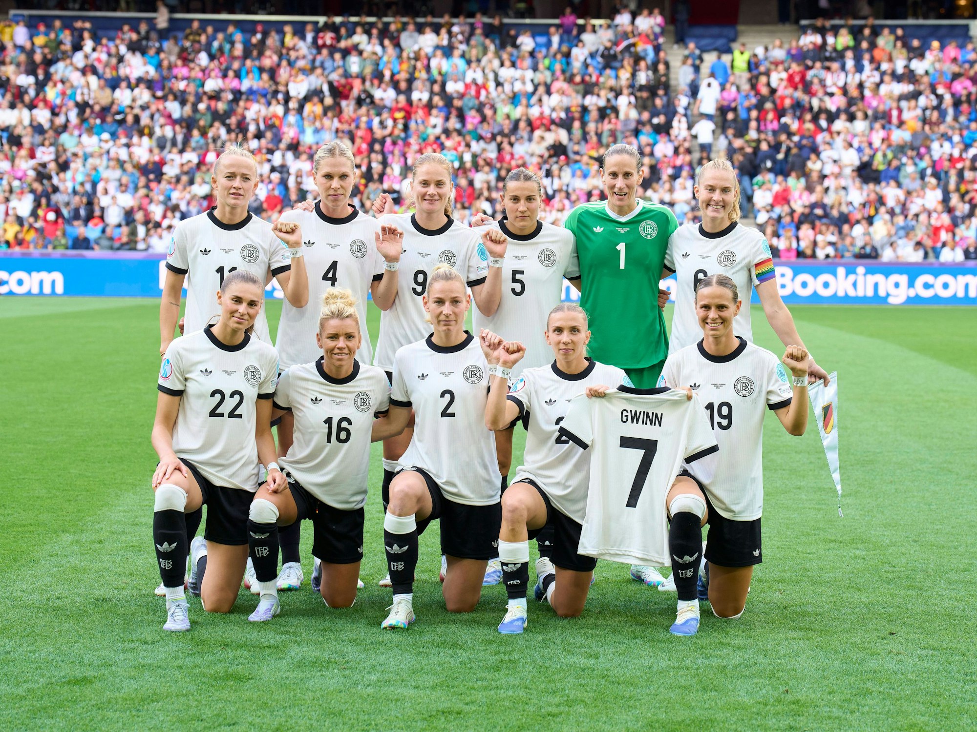 Trotz Verletzung mit dabei: Vor dem Spiel gegen Dänemark (8. Juli 2025) hielten die DFB-Frauen beim Team-Foto auch das Trikot von Giulia Gwinn in die Kameras.