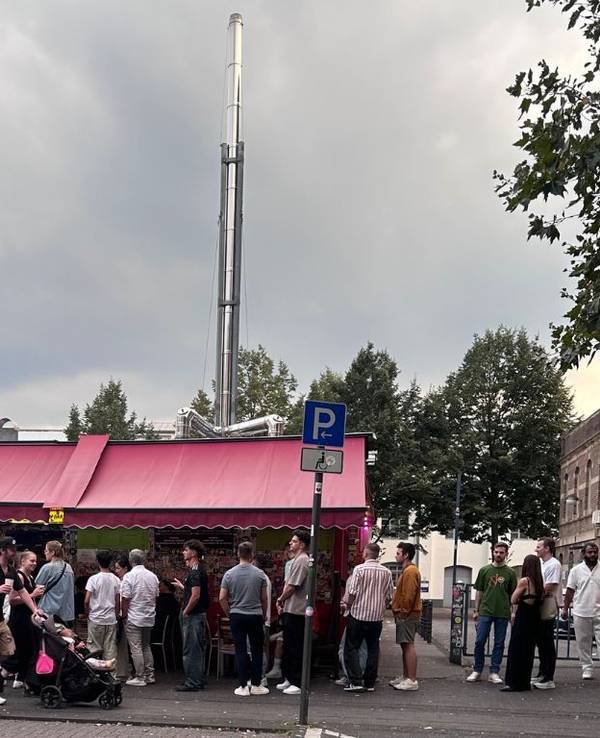 Kunden warten vor dem Imbiss-Restaurant Kebapland.
