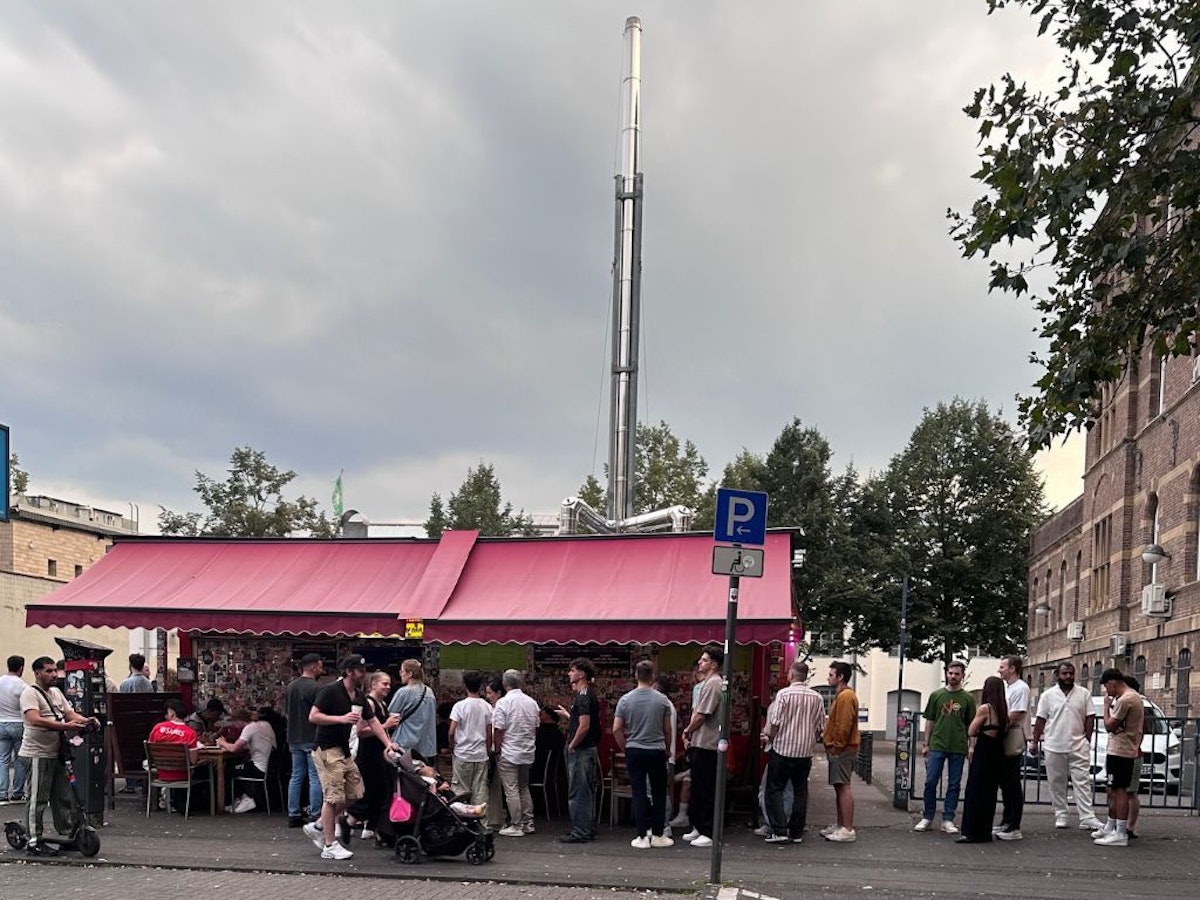 Kunden warten vor dem Imbiss-Restaurant Kebapland.
