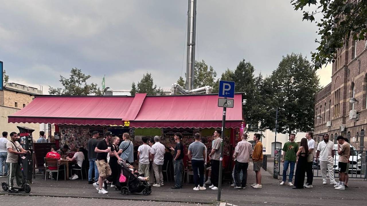 Kunden warten vor dem Imbiss-Restaurant Kebapland.