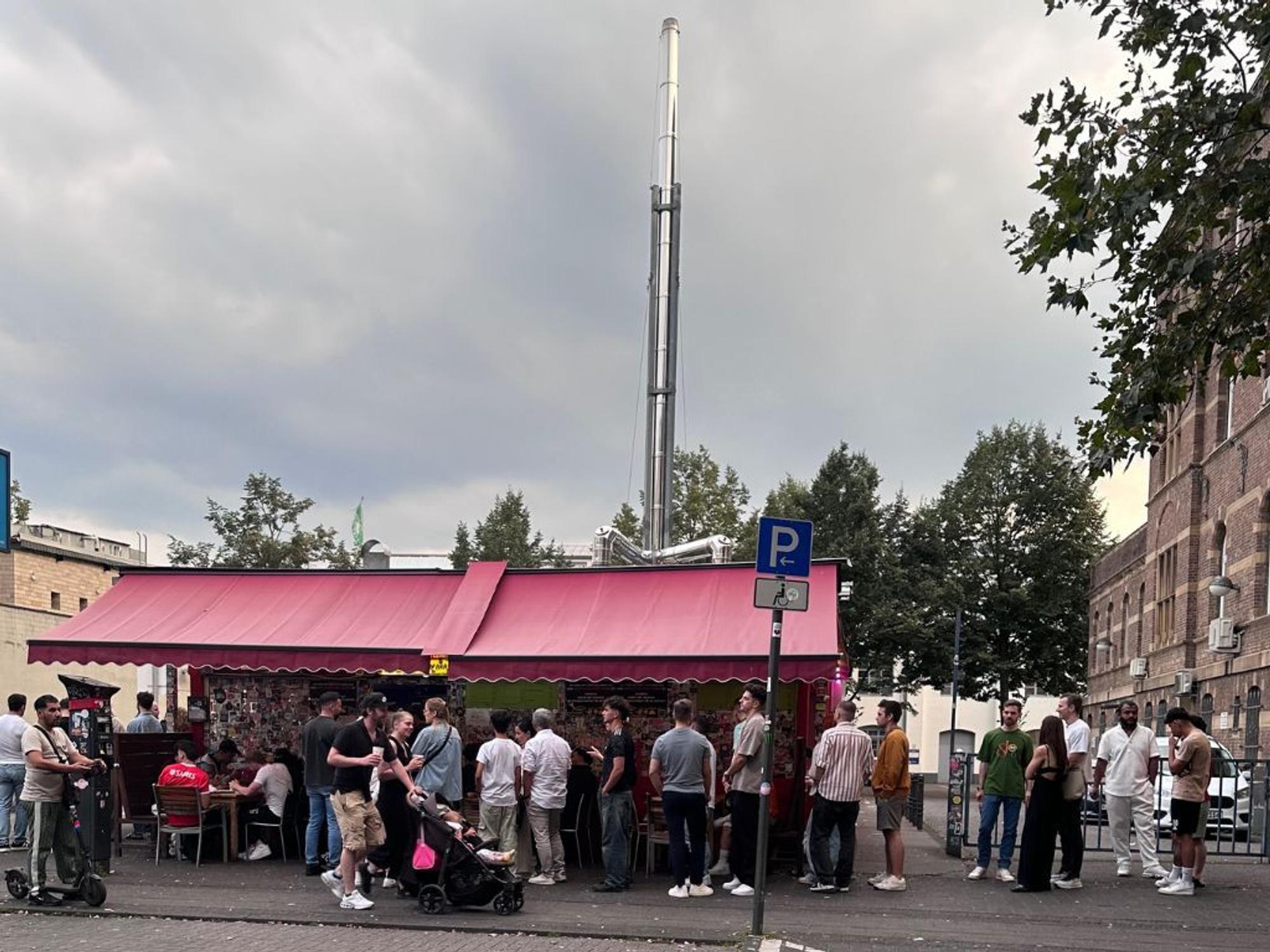 Kunden warten vor dem Imbiss-Restaurant Kebapland.