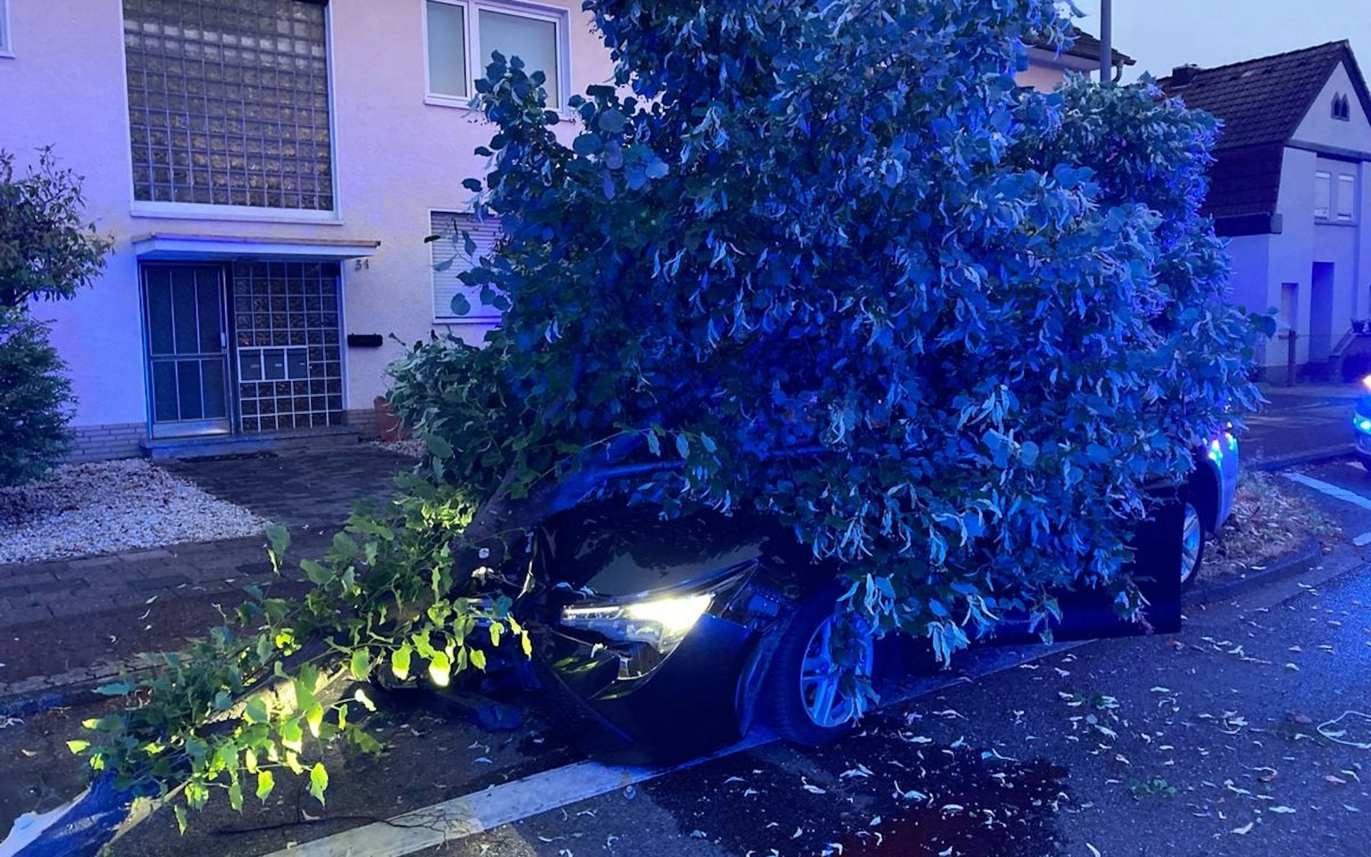Bergisch Gladbach - Nach Sekundenschlaf gegen Baum gefahren