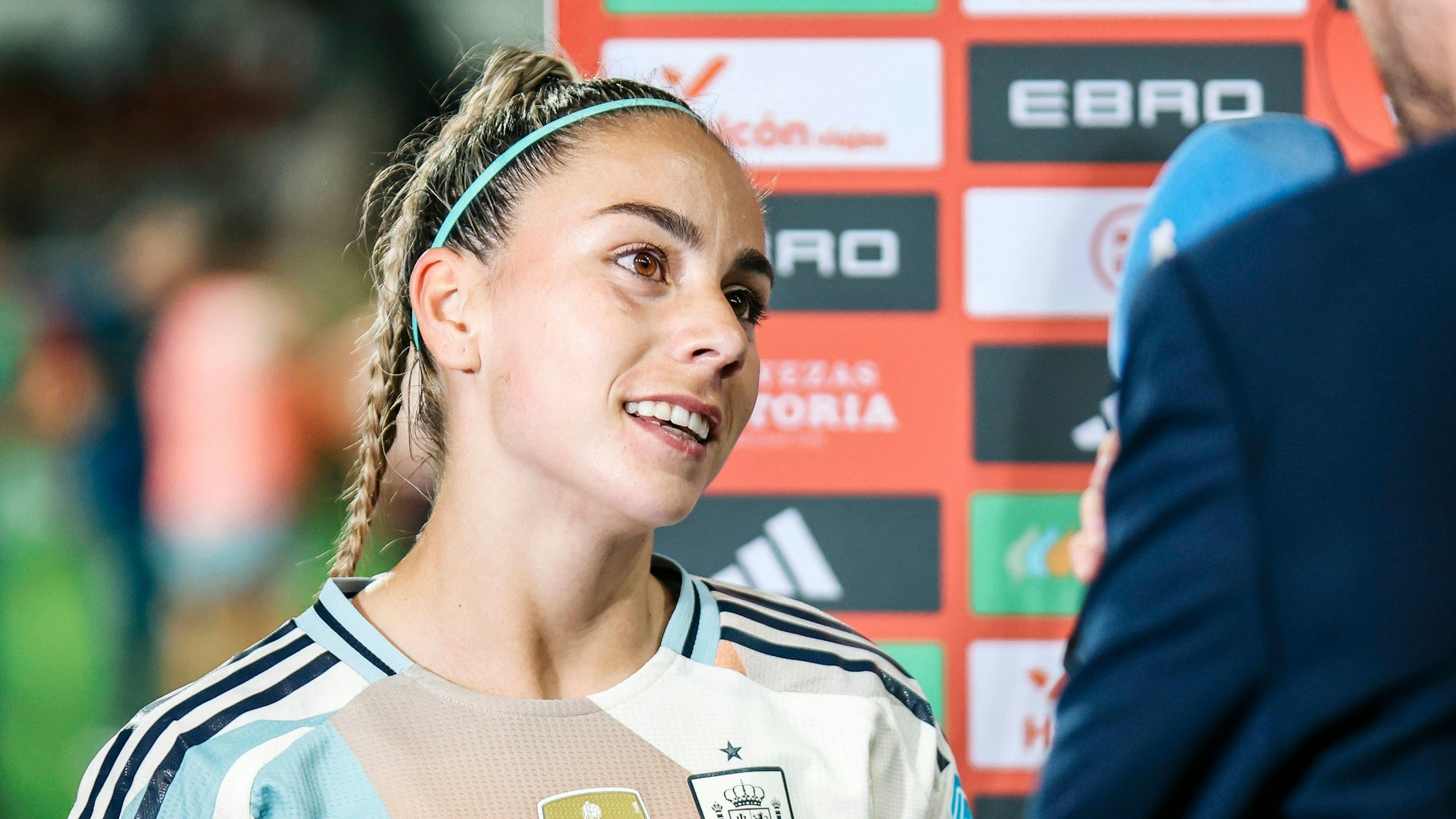 Athenea del Castillo bei einem Interview.