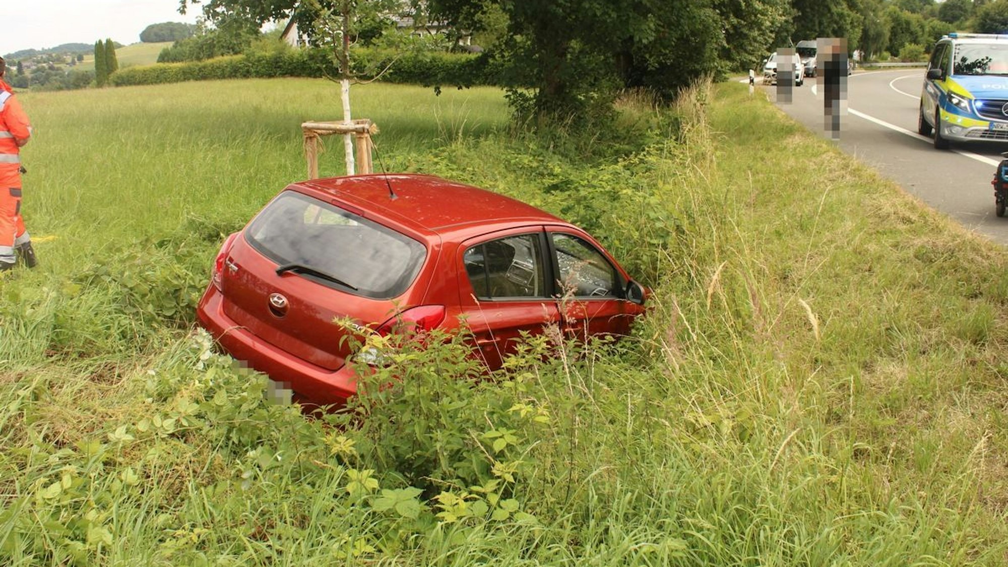 Ein Auto steht nach einem Unfall im Graben.