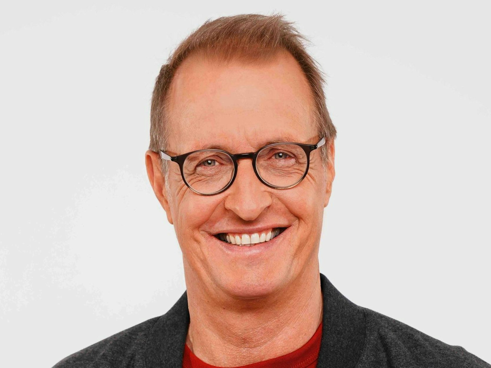 Auch RTL-Sport-Urgestein Florian König steht als Moderator der Samstagabendspiele bei RTL und Nitro bereit. (Bild: RTL / Lena-Luise Grellert / Anne Werner)
