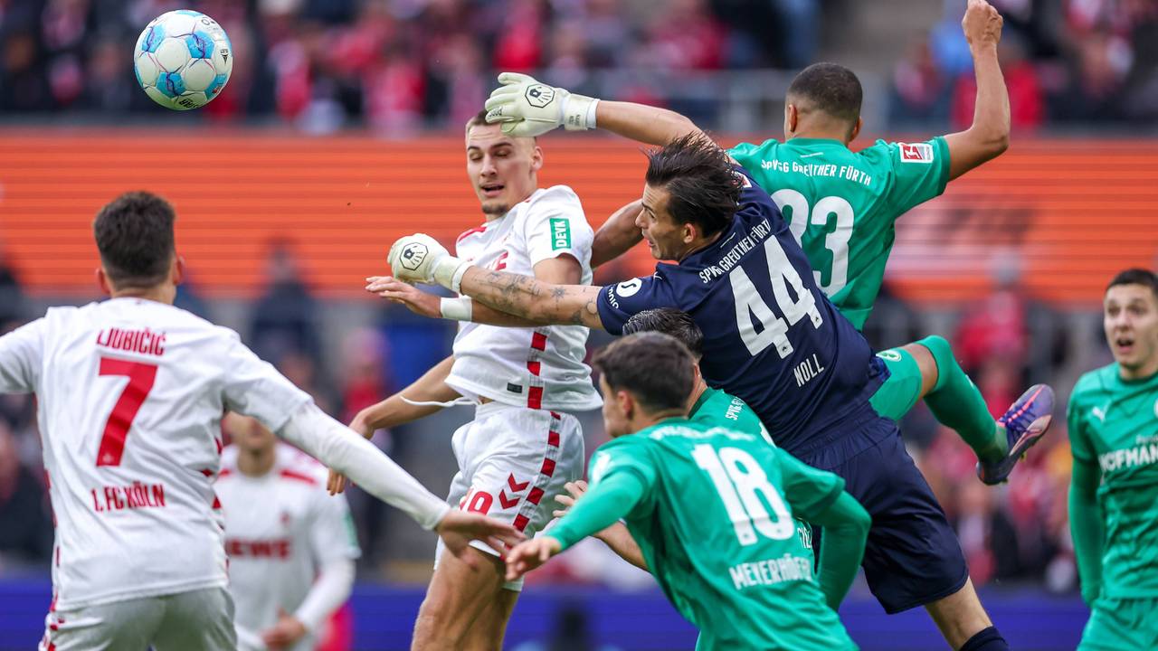 Nahuel Noll fliegt beim Fürth-Auswärtsspiel in Köln wild durch den Strafraum.