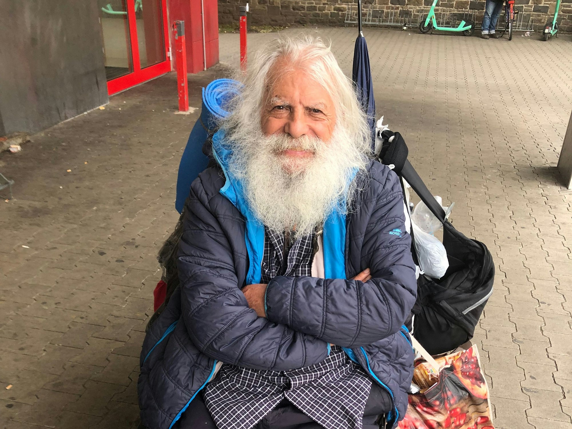 Der Obdachlose Kay sitzt regelmäßig vor dem Supermarkt in Köln-Merheim. Er ist auf einen Rollstuhl angewiesen.