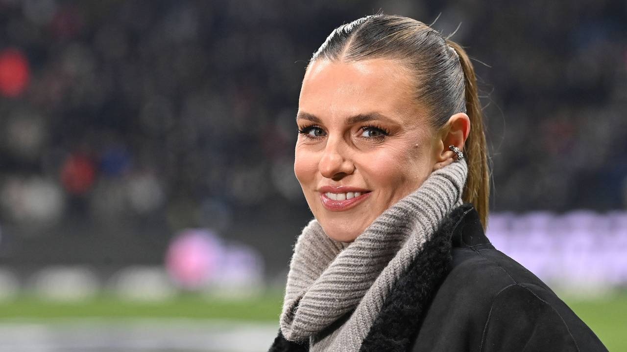 Laura Wontorra lächelt im Stadion in die Kamera.