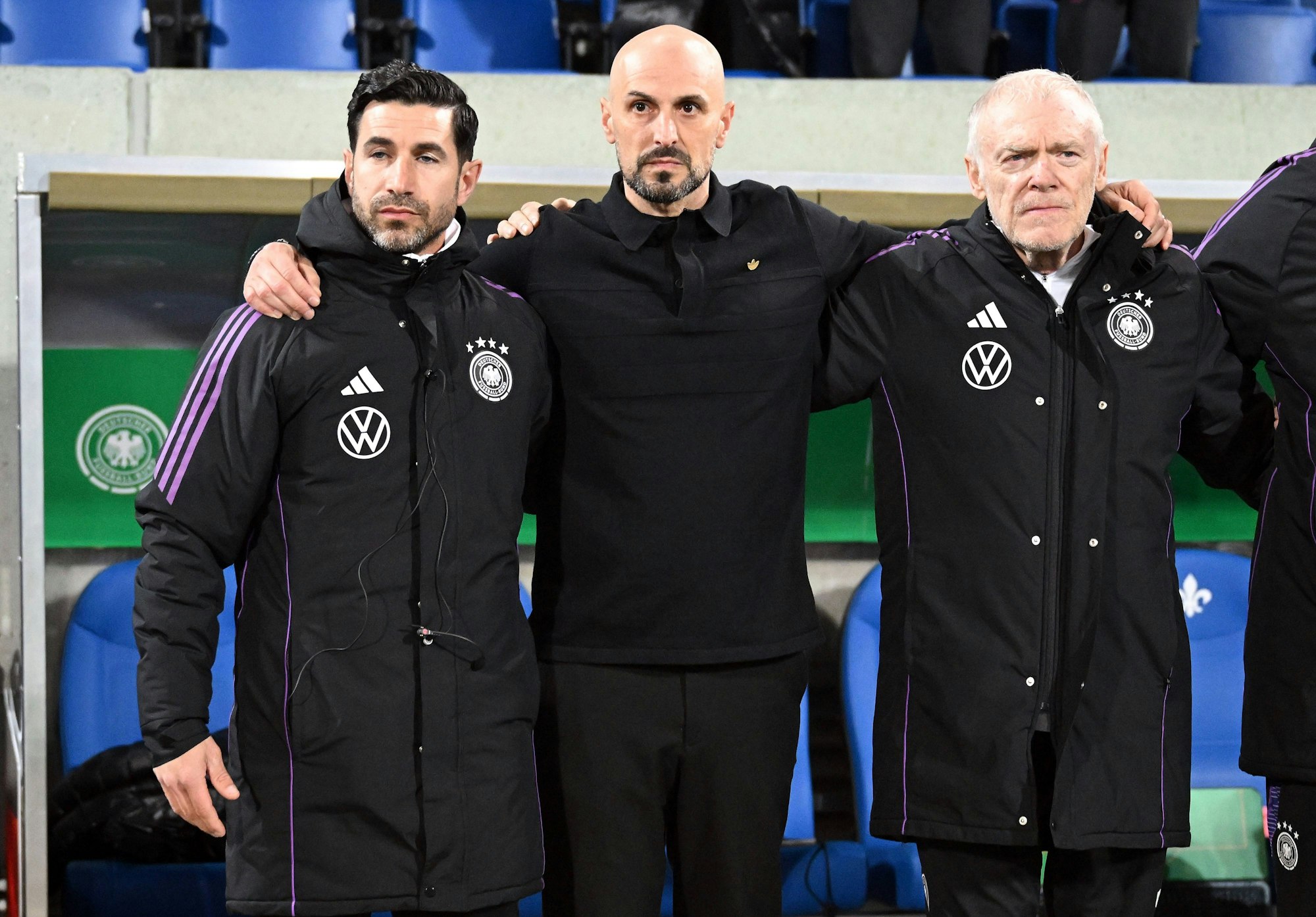 U21-Co-Trainer Hermann Gerland (r.) gemeinsam mit Antonio Di Salvo (M.) und Ovid Hajou am 25. März 2025 vor dem Spiel gegen Spanien.