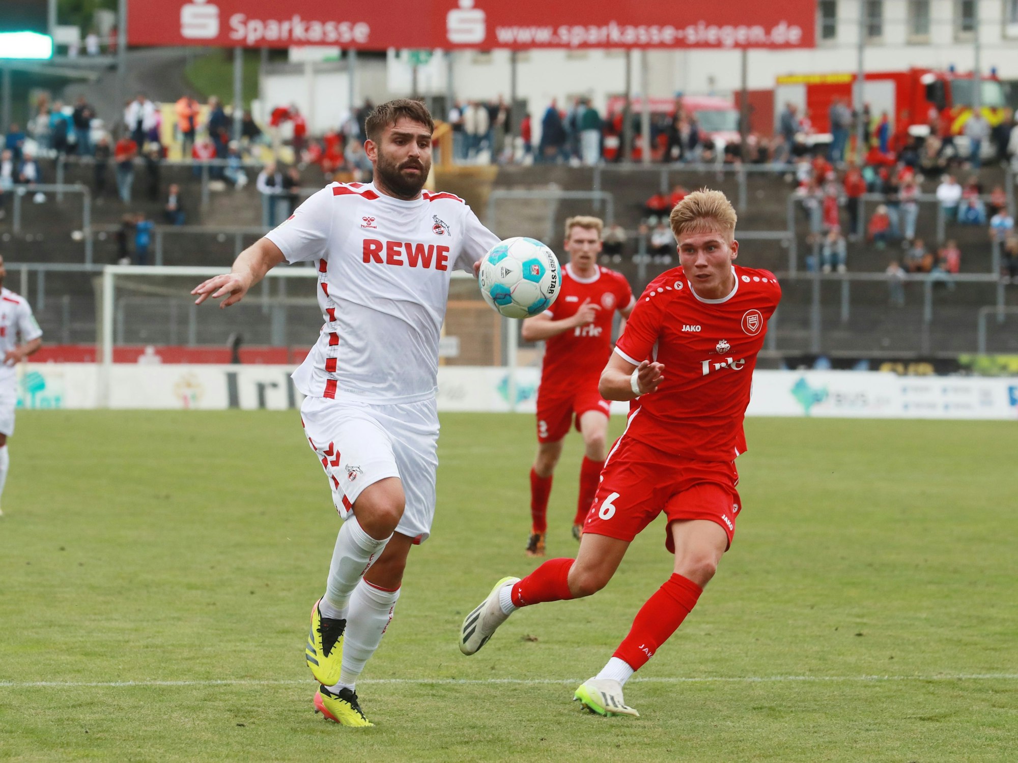 Nikola Soldo bei einem Zweikampf im Testspiel gegen die Sportfreunde Siegen.
