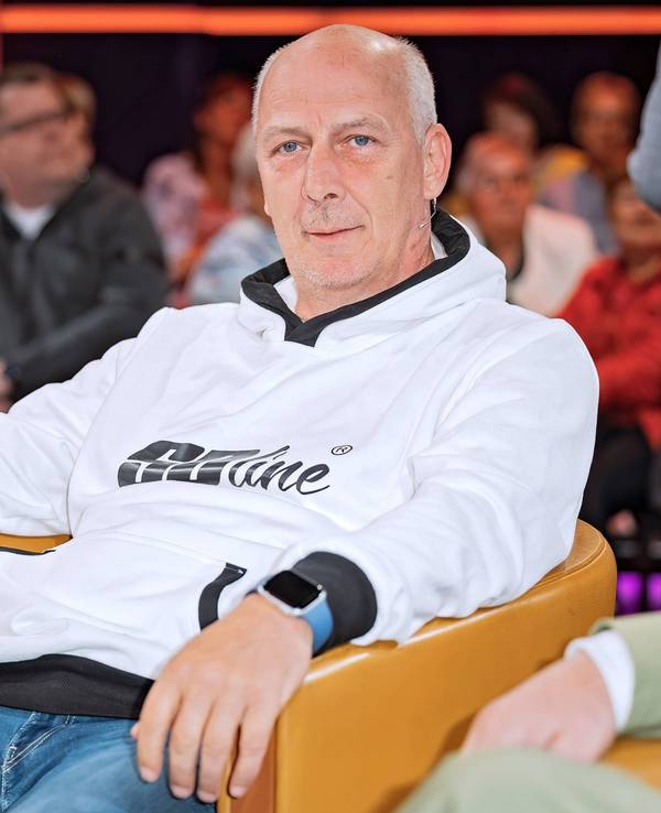 Mario Basler sitzt bei einer Talkshow.