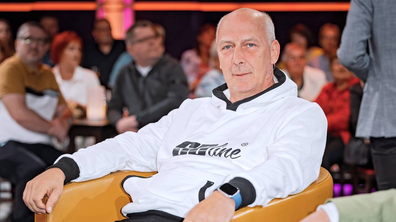 Mario Basler sitzt bei einer Talkshow.