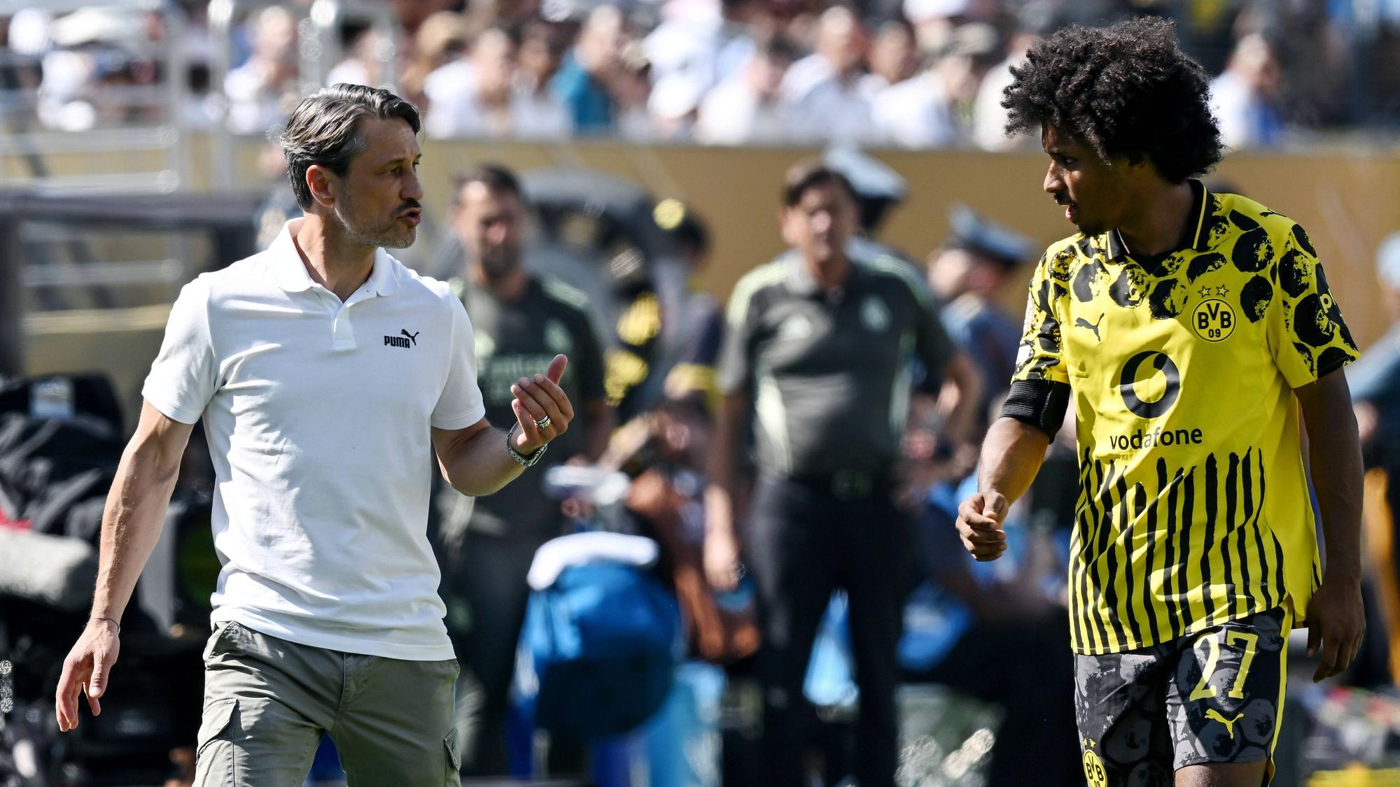 Karim Adeyemi im Gespräch mit BVB-Trainer Niko Kovac.