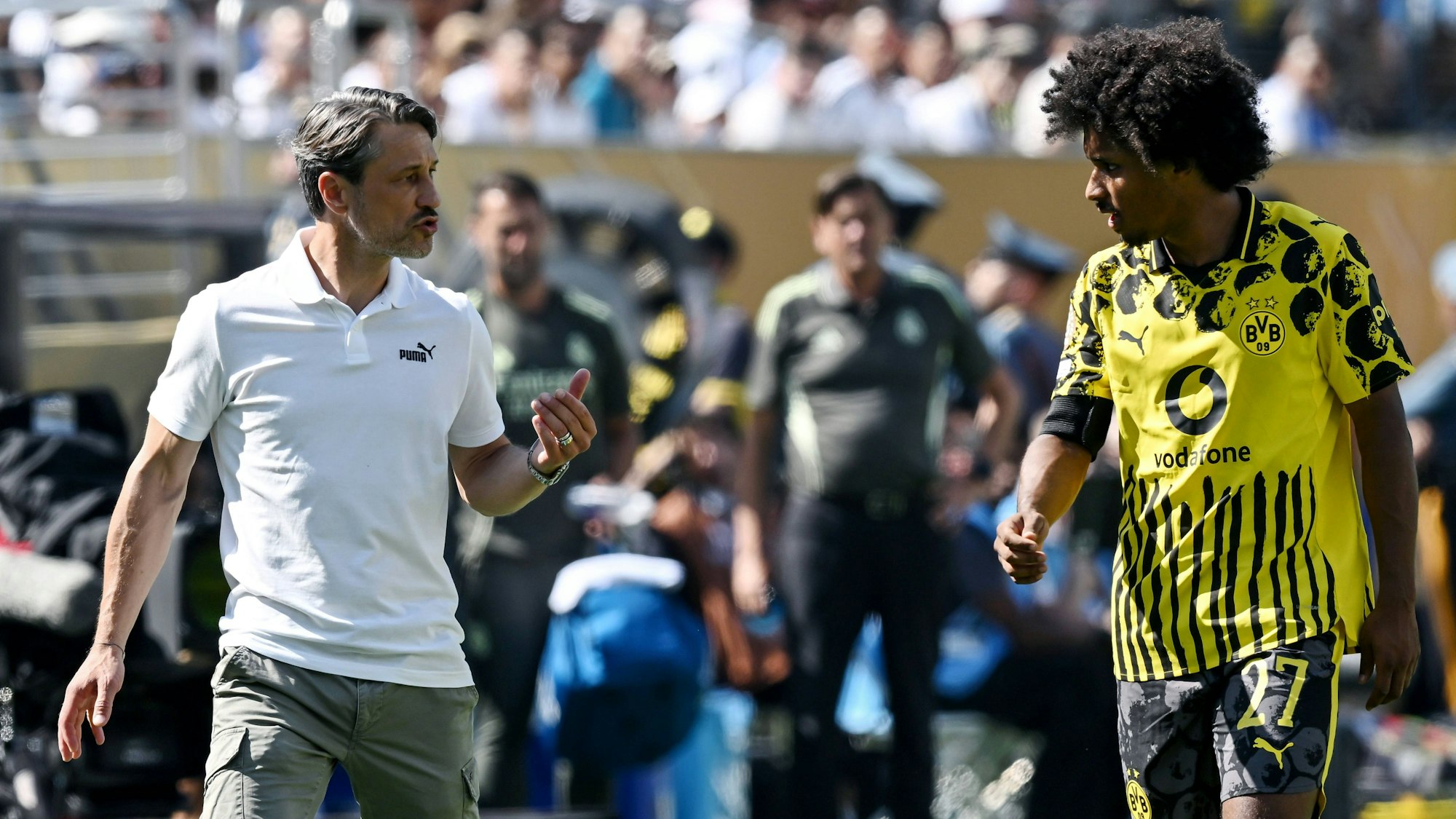 Karim Adeyemi im Gespräch mit BVB-Trainer Niko Kovac.