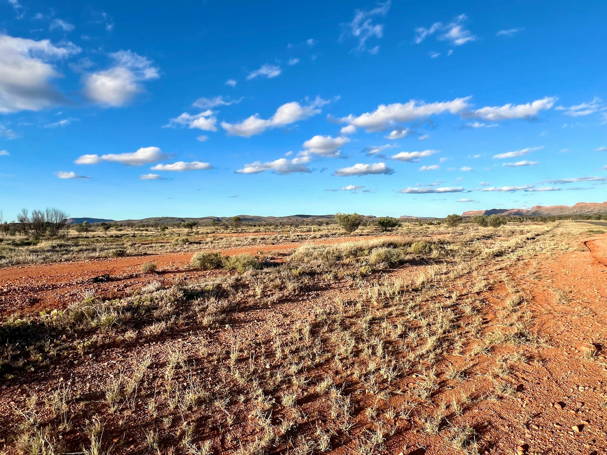 Blick auf das Outback im Roten Zentrum von Australien, aufgenommen nahe der Ortschaft Tywenpe im Northern Territory.