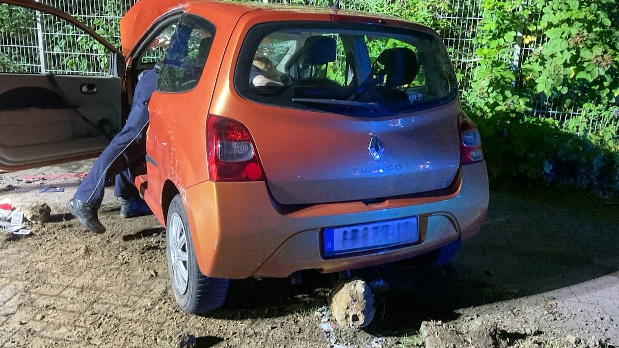 FW-DO: Fahrer nach Überschlag in Fahrzeug eingeschlossen - Feuerwehr befreit Verletzten