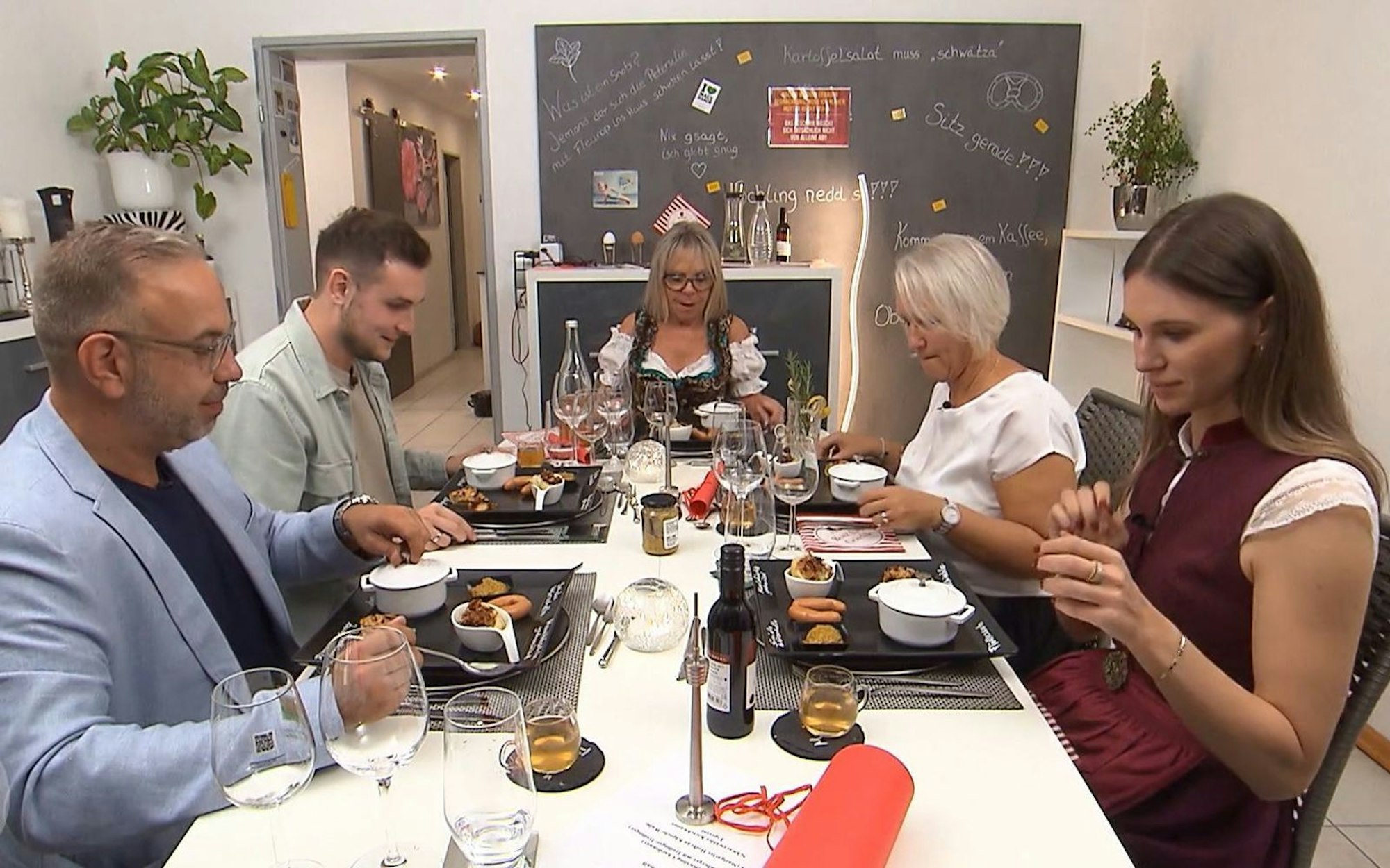 An Tag 3 des „Perfekten Dinner“ in Stuttgart serviert Babs (66) ein urschwäbisches Menü. (Bild: RTL)