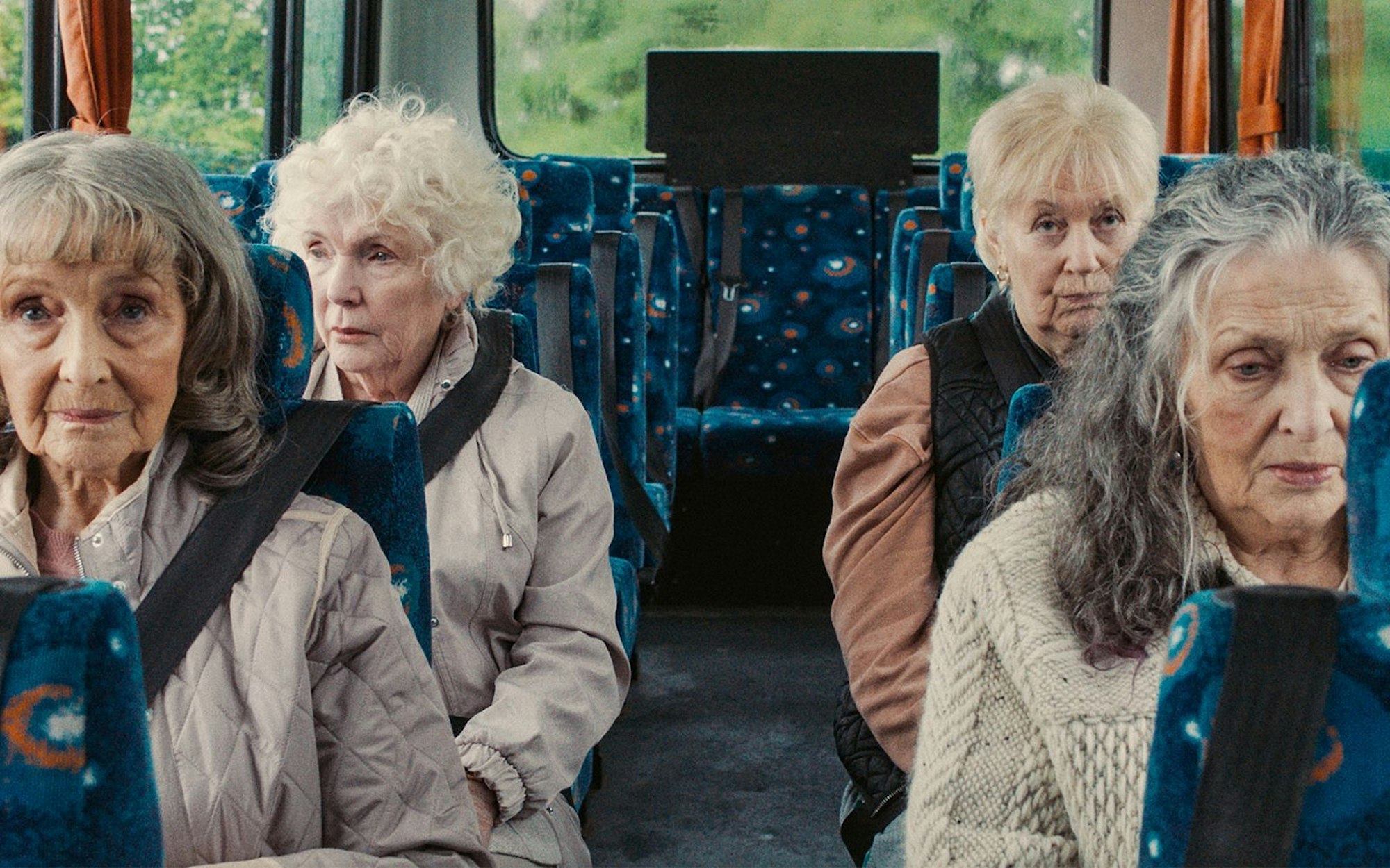 Macht mehr Spaß, als man es den Damen ansieht: Maude (Stella McCusker, links) Alma (Fionnula Flanagan, zweite von links), Jean (Dearbhla Molloy, dritte von links) und Rosey (Paddy Glynn) sind die „Vier Mütter für Edward“. (Bild: Pandora Film/Dexter Films DAC)
