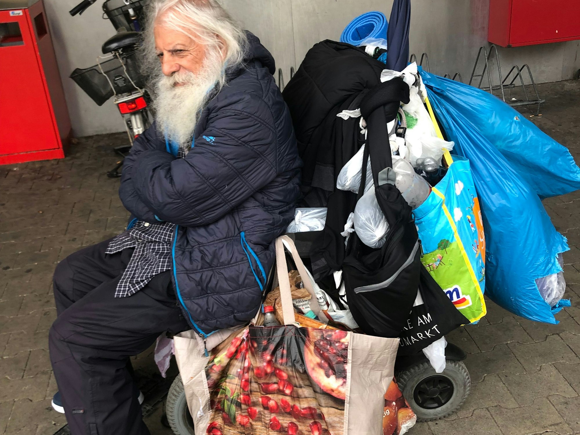 Alles, was Kay besitzt, hat er immer dabei. Ein Leben aus Tüten.