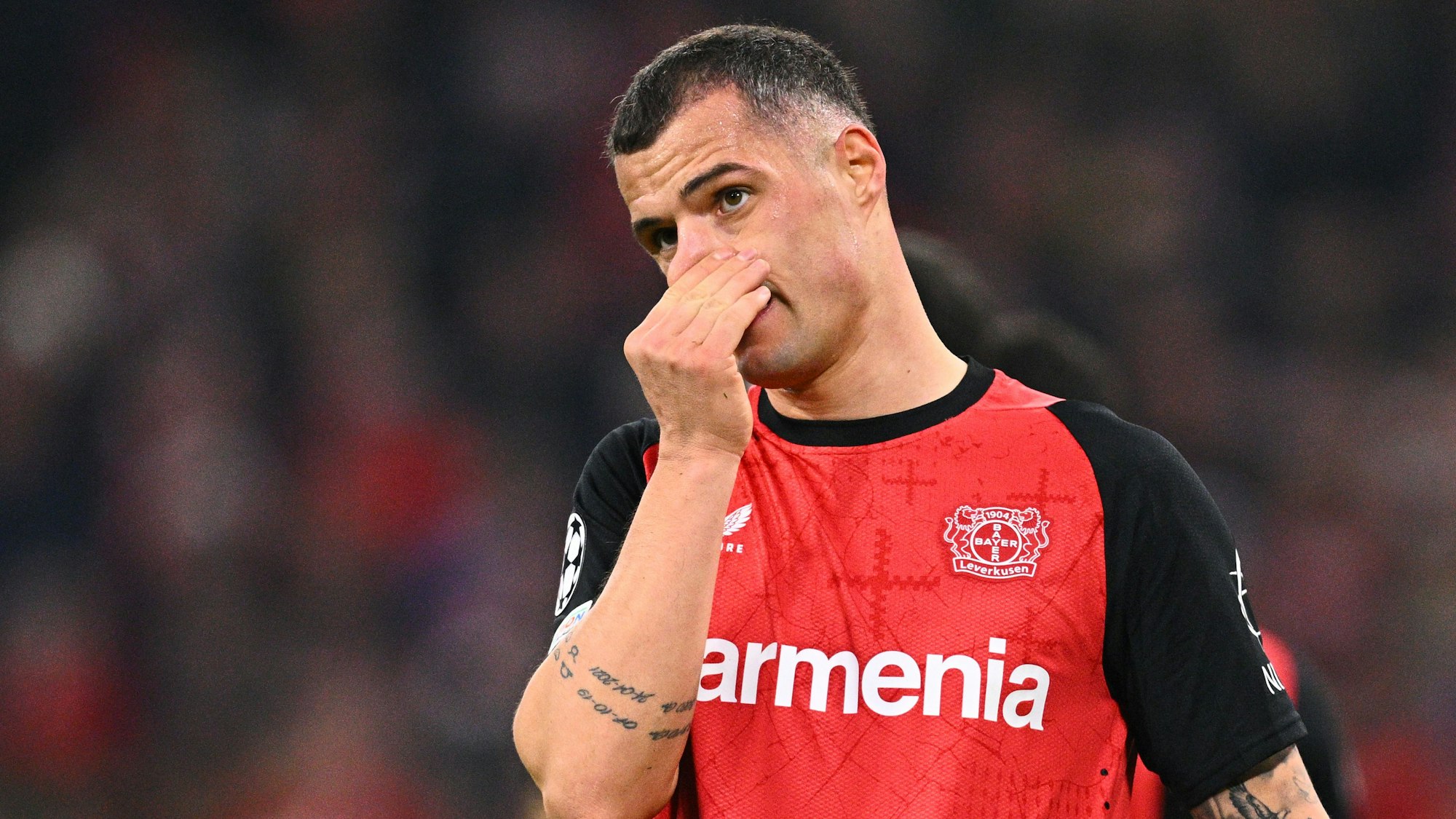 05.03.2025, Bayern, München: Fußball, Champions League, FC Bayern München - Bayer Leverkusen, Achtelfinale, Hinspiel, Allianz Arena, Leverkusens Granit Xhaka reagiert enttäuscht. Foto: Tom Weller/dpa +++ dpa-Bildfunk +++