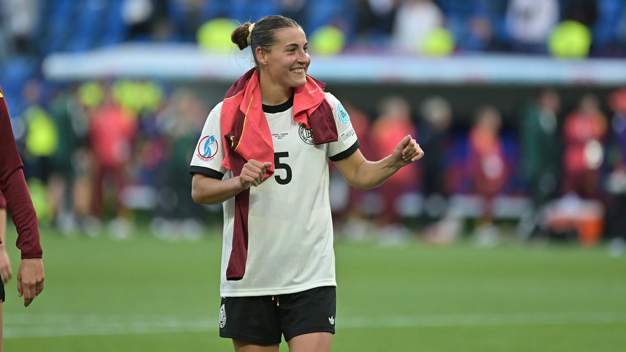 Carlotta Wamser freut sich nach Deutschlands Sieg im Gruppenspiel der Frauen-EM gegen Dänemark.