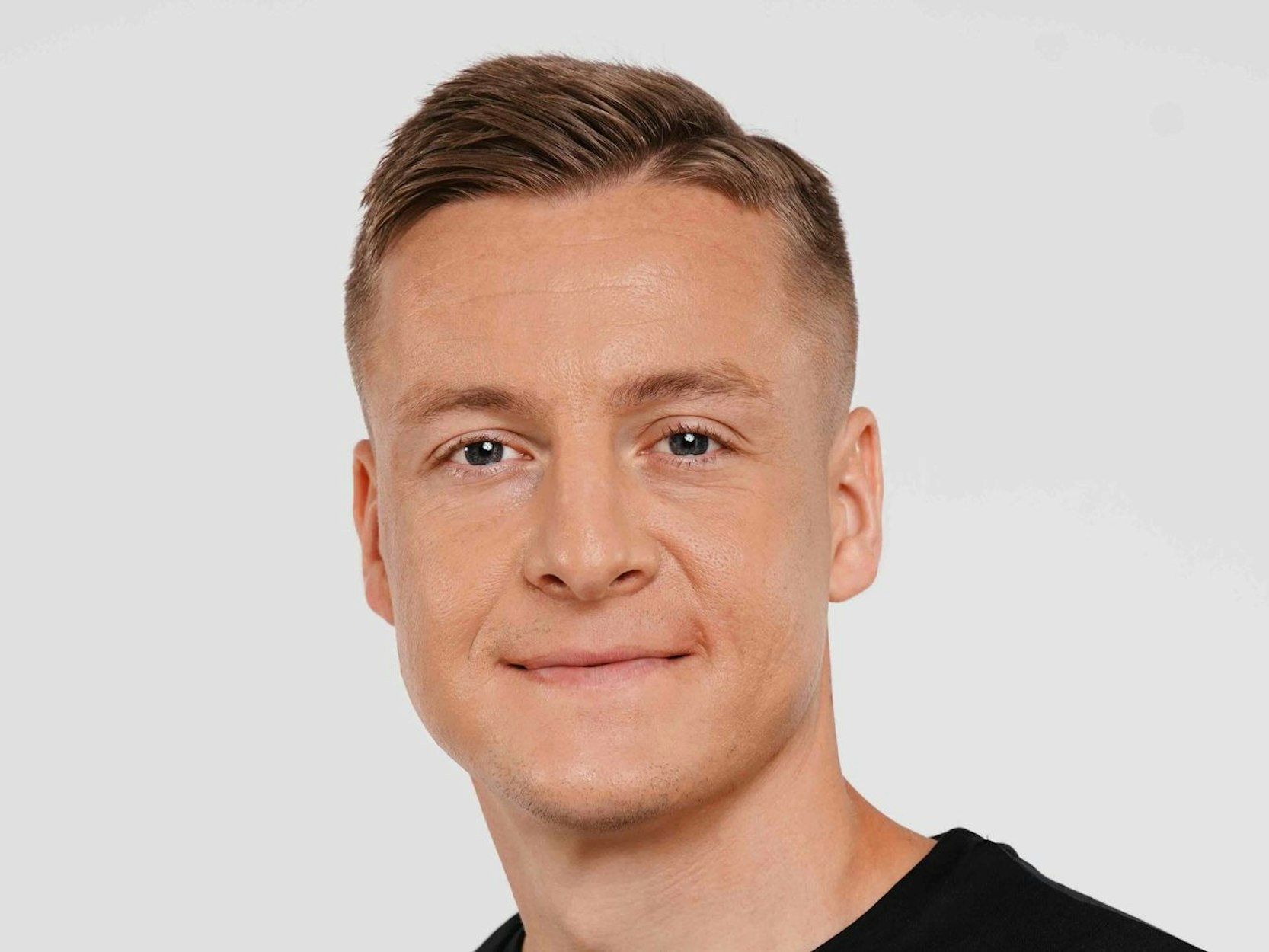 Felix Kroos, der selbst in der 2. Bundesliga gespielt hat, wird die Topspiele am Samstagabend durch sein Expertenwissen bereichern. Neben ihm steht auch der ehemalige Stürmerstar und heutige Trainer Patrick Helmes als Experte bereit. (Bild: RTL / Lena-Luise Grellert / Anne Werner)