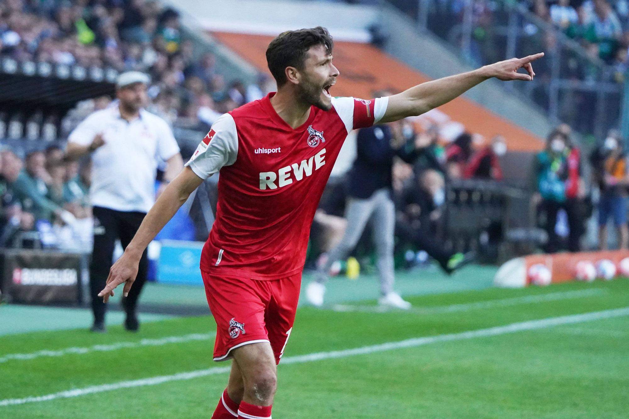 Ex-FC-Kapitän Jonas Hector steht auf dem Feld und gestikuliert.