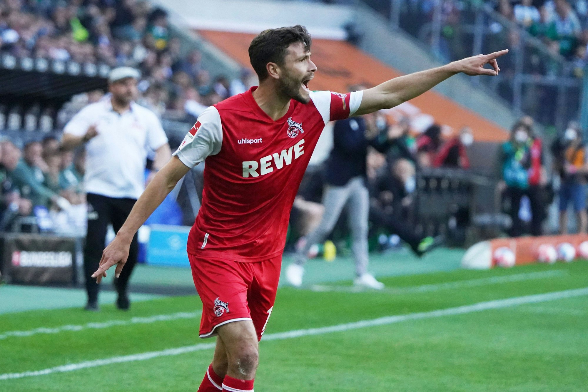 Ex-FC-Kapitän Jonas Hector steht auf dem Feld und gestikuliert.