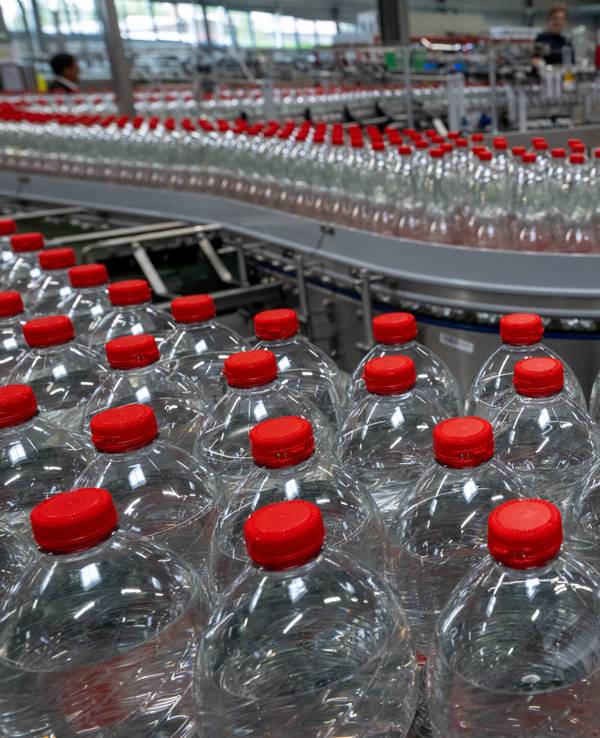 Mineralwasserflaschen laufen über eine Produktionslinie der Roxane GmbH in Jessen.