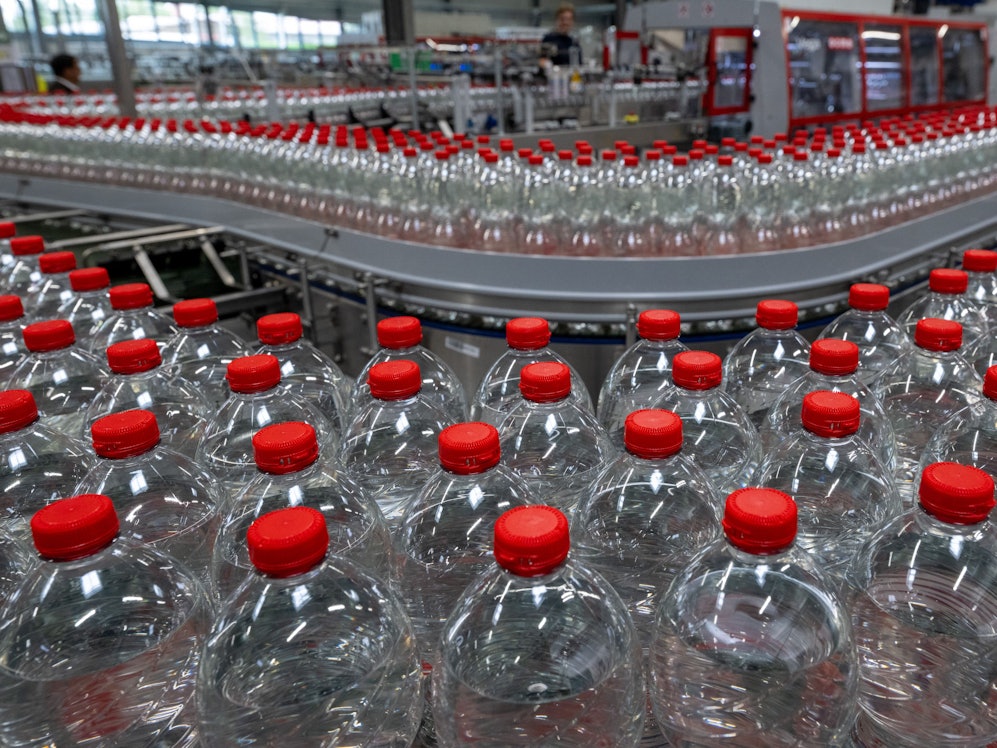 Mineralwasserflaschen laufen über eine Produktionslinie der Roxane GmbH in Jessen.