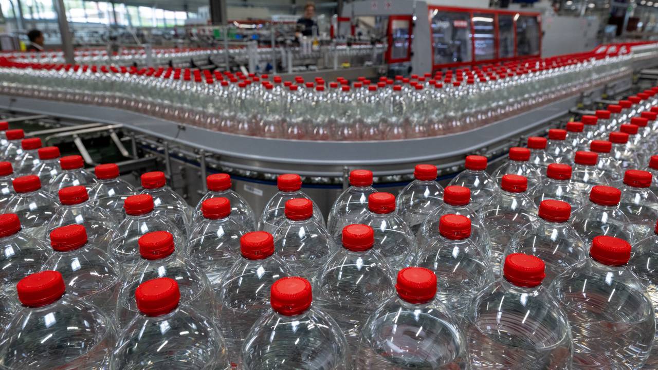 Mineralwasserflaschen laufen über eine Produktionslinie der Roxane GmbH in Jessen.