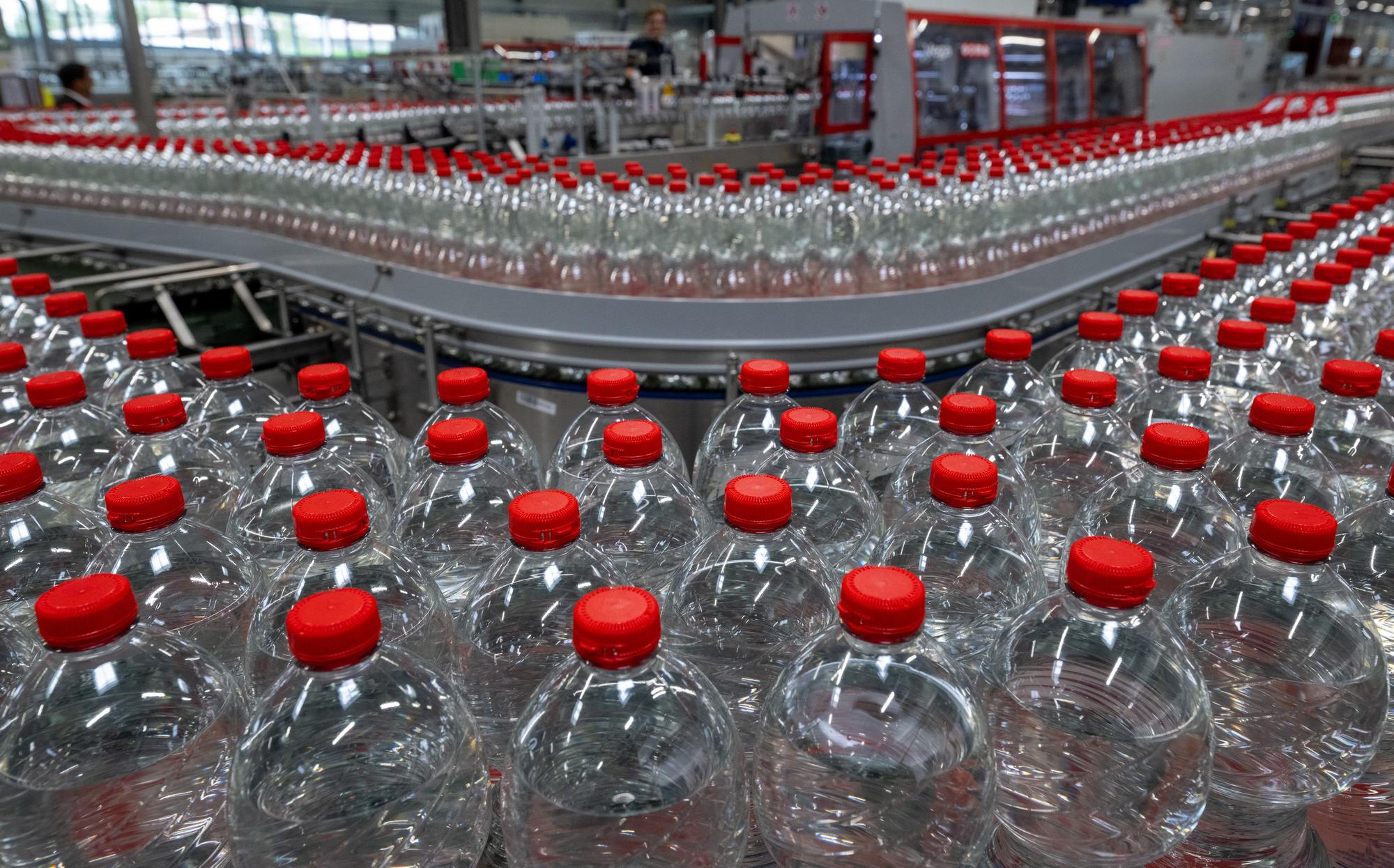 Mineralwasserflaschen laufen über eine Produktionslinie der Roxane GmbH in Jessen.
