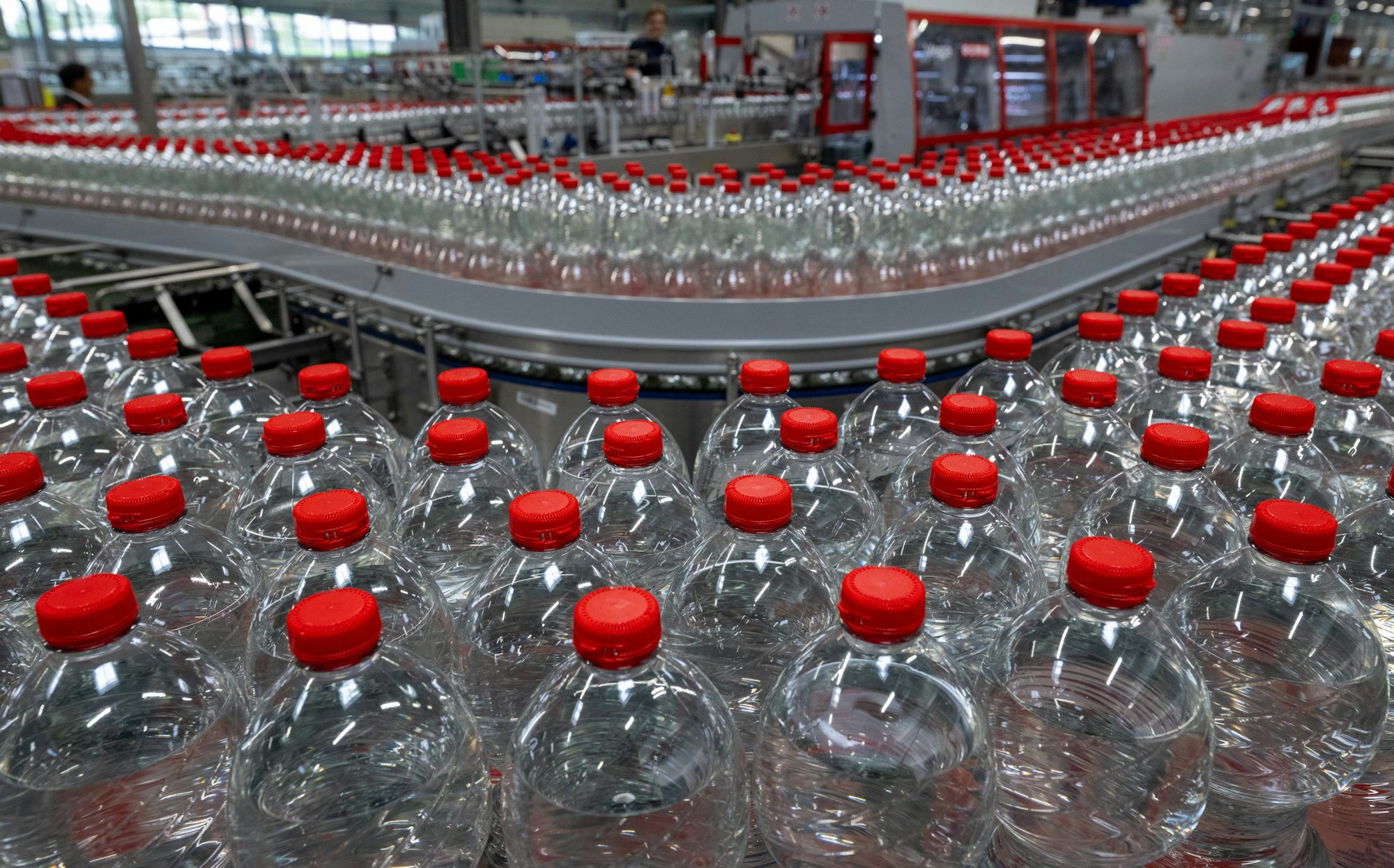 Mineralwasserflaschen laufen über eine Produktionslinie der Roxane GmbH in Jessen.