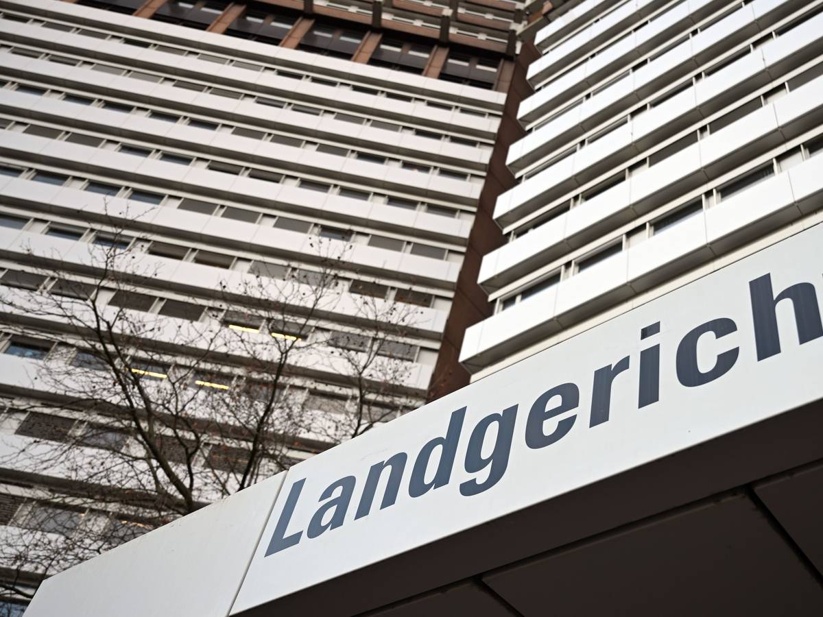 Ein Schild weist auf das Landgericht Köln hin.