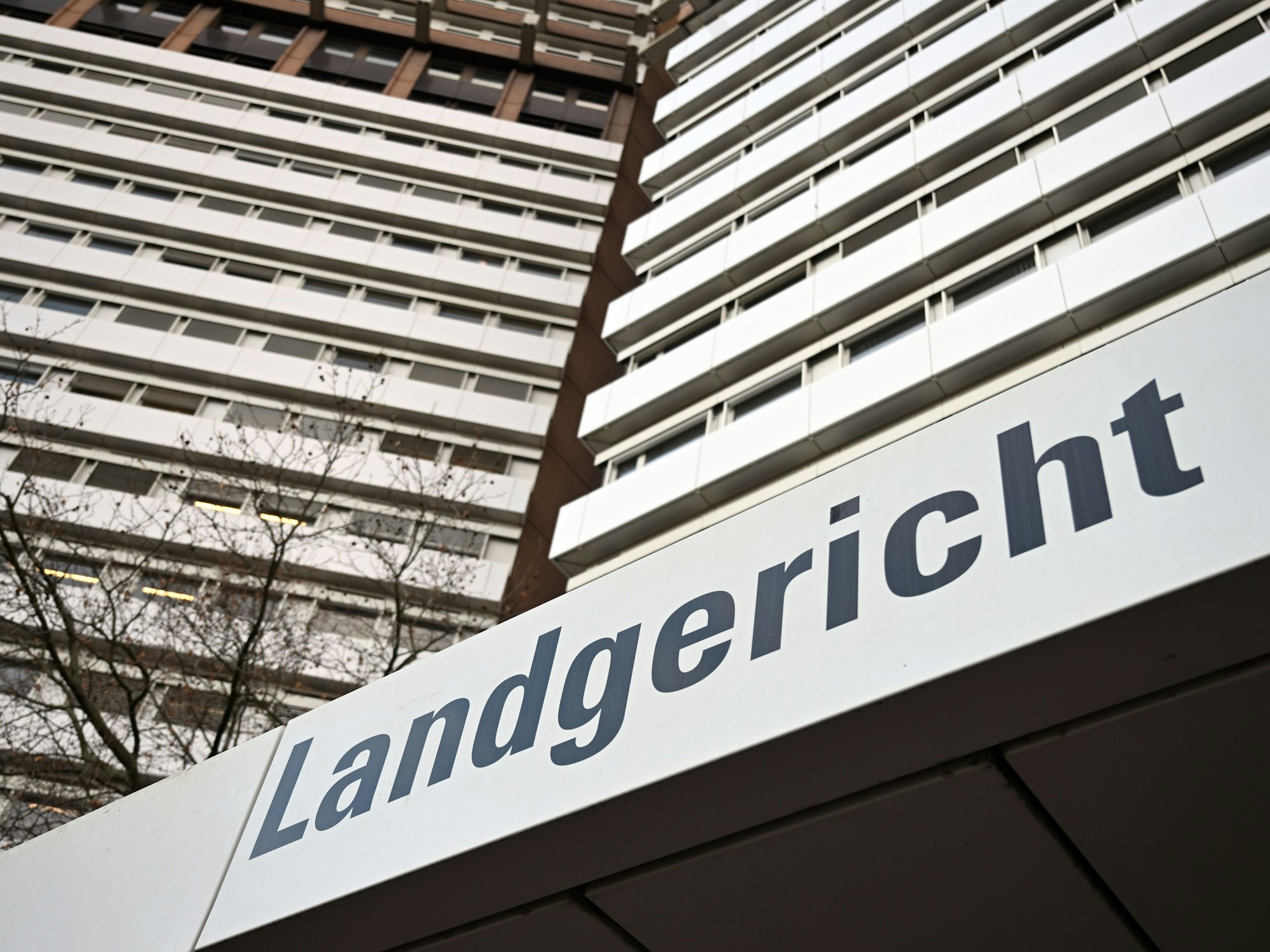 Ein Schild weist auf das Landgericht Köln hin.